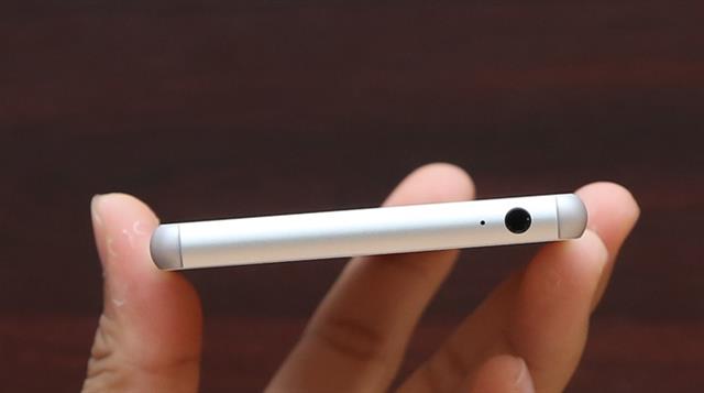 Đỉnh máy có một lỗ mic và jack cắm tai nghe 3.5mm