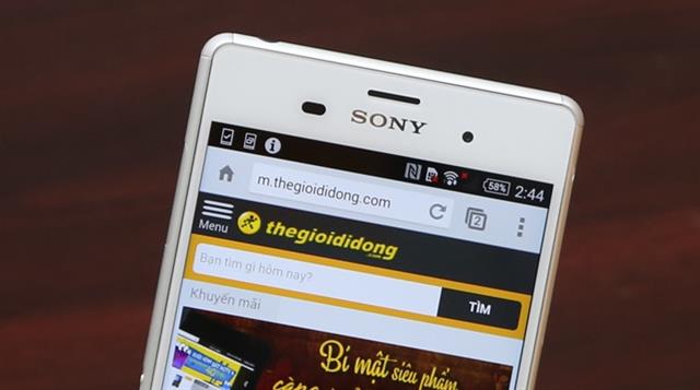 Viền màn hình phía trên có cảm biến, loa thoại và camera phụ 2.2MP