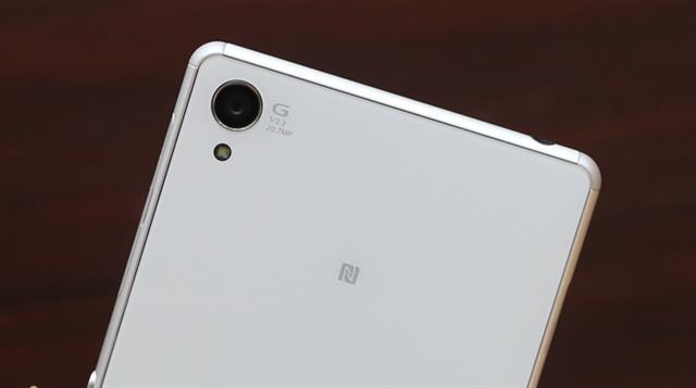 Phần trên của mặt sau có camera chính 20.7MP (quay video 4K 2160p@30fps)