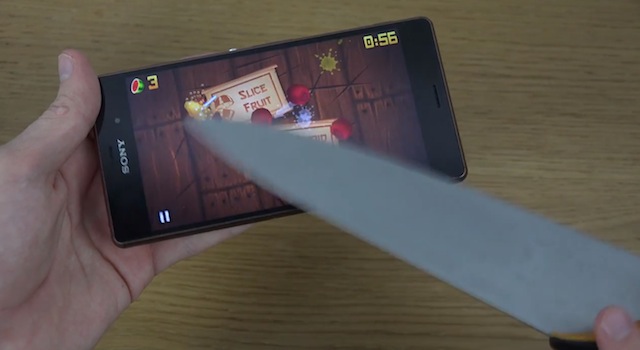 Xperia Z3 không ngại dao thật