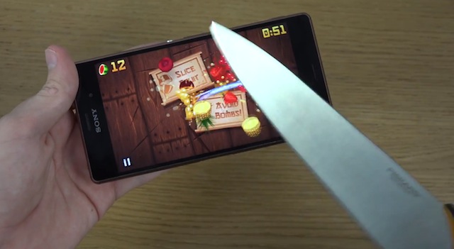 Xperia Z3 không ngại dao thật