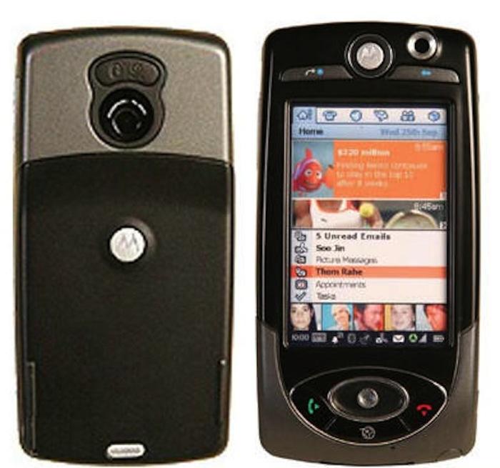10 Smartphone cực hot xuất hiện cách đây 10 năm > Motorola A1000