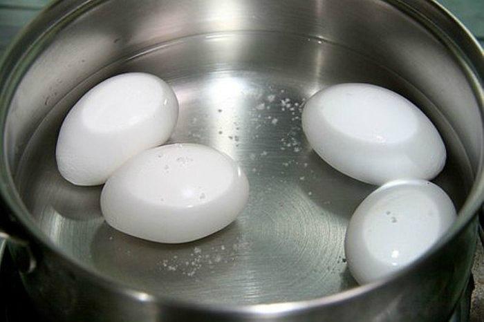 Nên luộc trứng kỹ để tránh gây bệnh