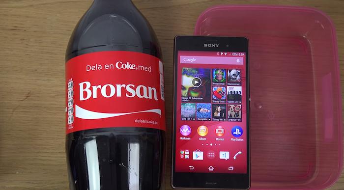 Sony Xperia Z3 thử khả năng ngâm mình trong Coca-cola và socola