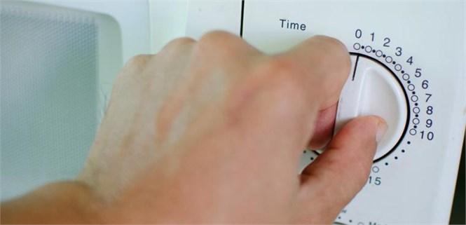 10 món không nên cho vào lò vi sóng