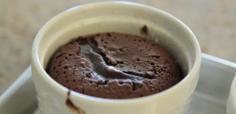 Làm thế nào để bánh lava chocolate không bị đông cứng sau khi nướng? 
