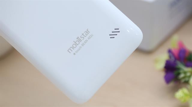 Phần dưới có dải loa ngoài khá kiểu cách