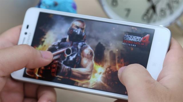 Kích thước 124 x 64 x 9.8 mm và trọng lượng 135g