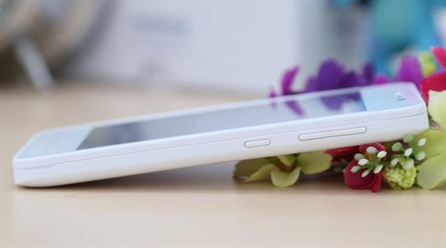 Cạnh phải có nút điều chỉnh âm lượng và nút nguồn