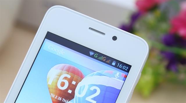 Viền màn hình phía trên có camera phụ 2MP và dải loa thoại