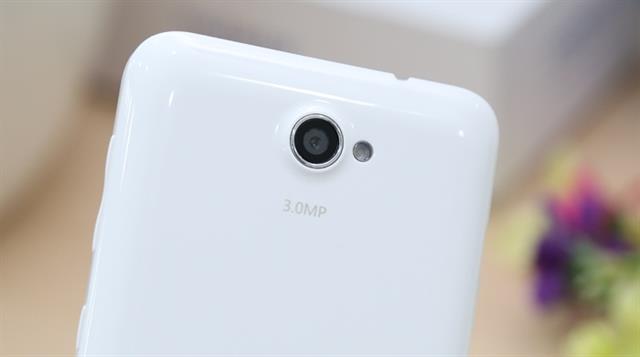 Phần trên của mặt sau có camera chính 3MP kèm đèn LED Flash trợ sáng