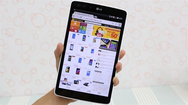 Máy được trang bị màn hình LED Backlight rộng 8 inch (1280 x 800 pixels)