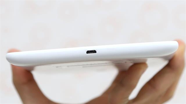 Đáy máy có cổng microUSB/ sạc pin