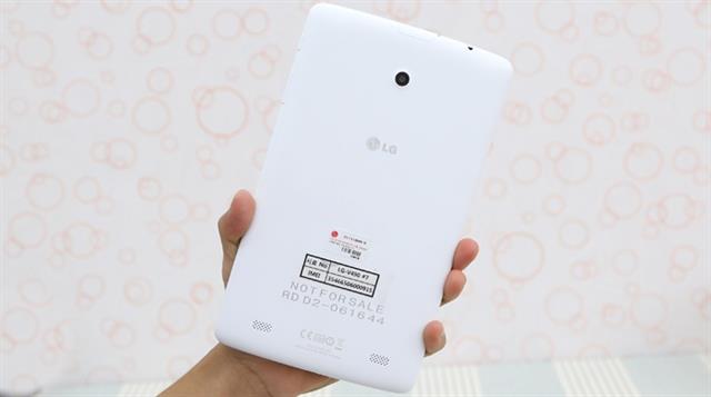 Kích thước 210.8 x 124.2 x 9.9 mm và trọng lượng 342g