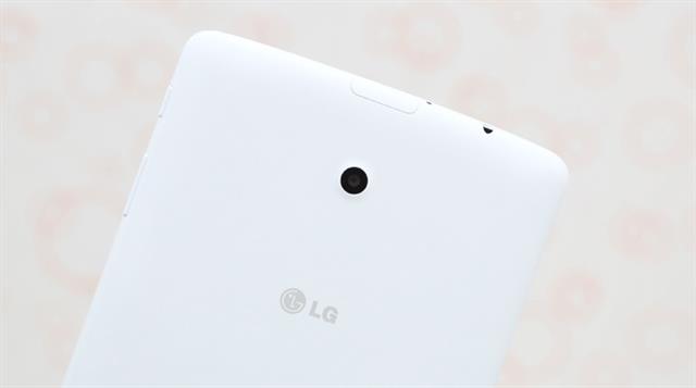 Phần trên của mặt sau có camera chính 5MP (quay video 1920x1080 pixels)