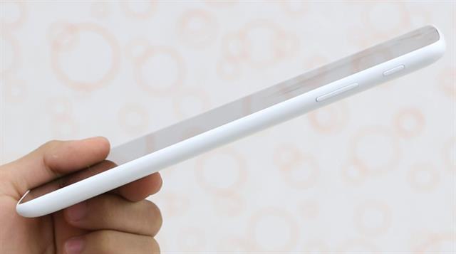 Cạnh phải có nút nguồn và nút tăng giảm âm lượng