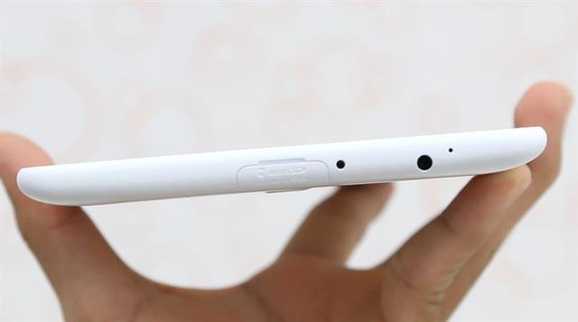 Đỉnh máy có cổng microSD/ SIM, jack âm thanh và 2 lỗ mic