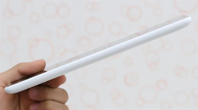 Cạnh trái trống trơn