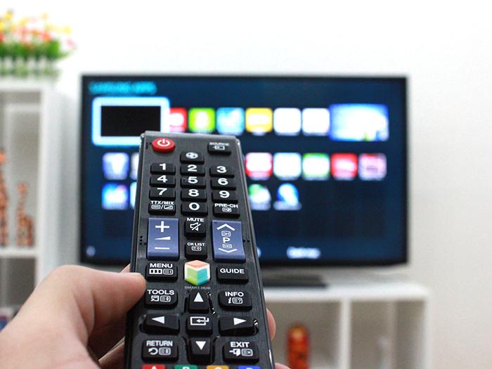 Cài đặt chế độ tiết kiệm điện cho tivi Samsung > Chọn phím Menu trên remote