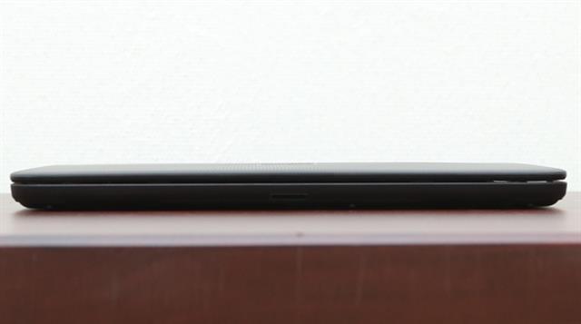 Cạnh trước có khe gắn thẻ nhớ