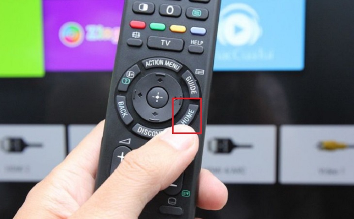 Nhấn nút Home trên tivi Sony để mở giao diện.