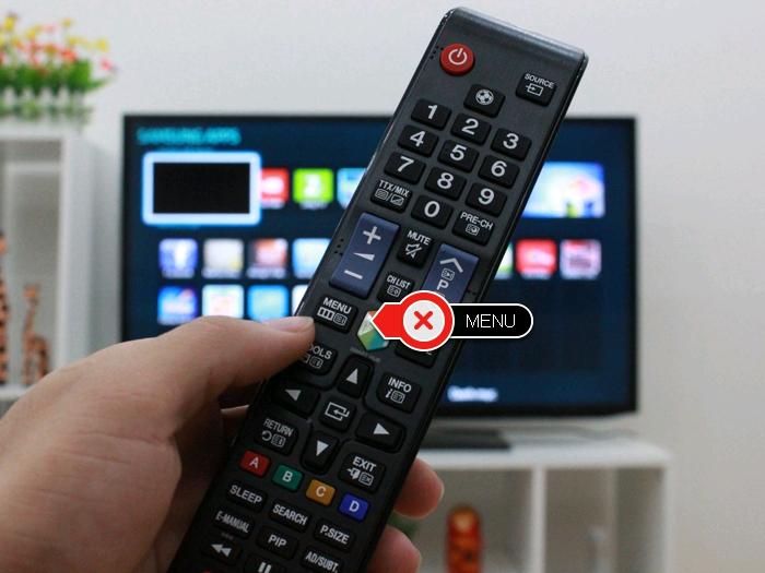 Cách kết nối mạng trên Internet tivi Samsung cơ bản > Chọn nút Menu trên remote