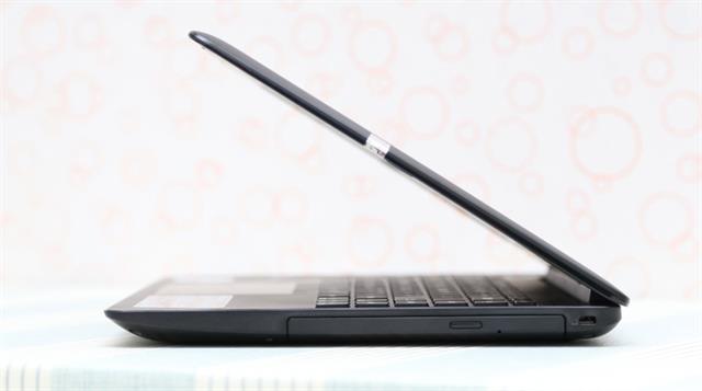 Cạnh phải có ổ đĩa quang