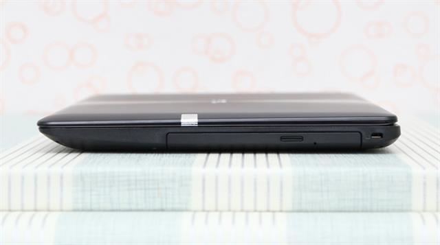 Máy có chiều dài 348mm, chiều rộng 242mm và chiều cao 25.3mm