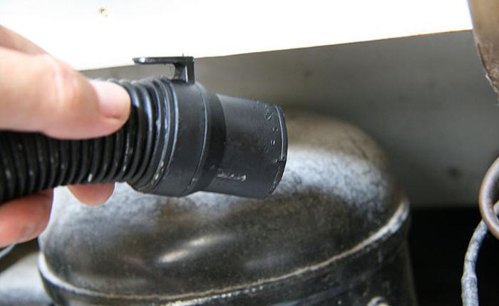 Hút bụi thường xuyên cho hệ thống điện phía sau tủ lạnh