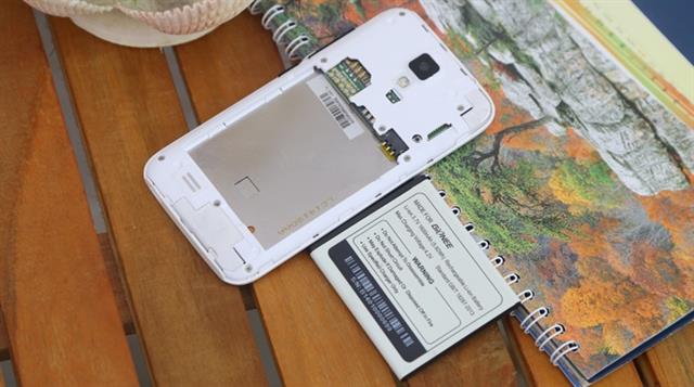 Máy được tích hợp tiện ích 2 SIM 2 sóng (1 SIM thường & 1 Micro SIM)