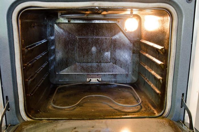 Tháo hết các bộ phận trong lò nướng Tháo hết các bộ phận trong lò nướng