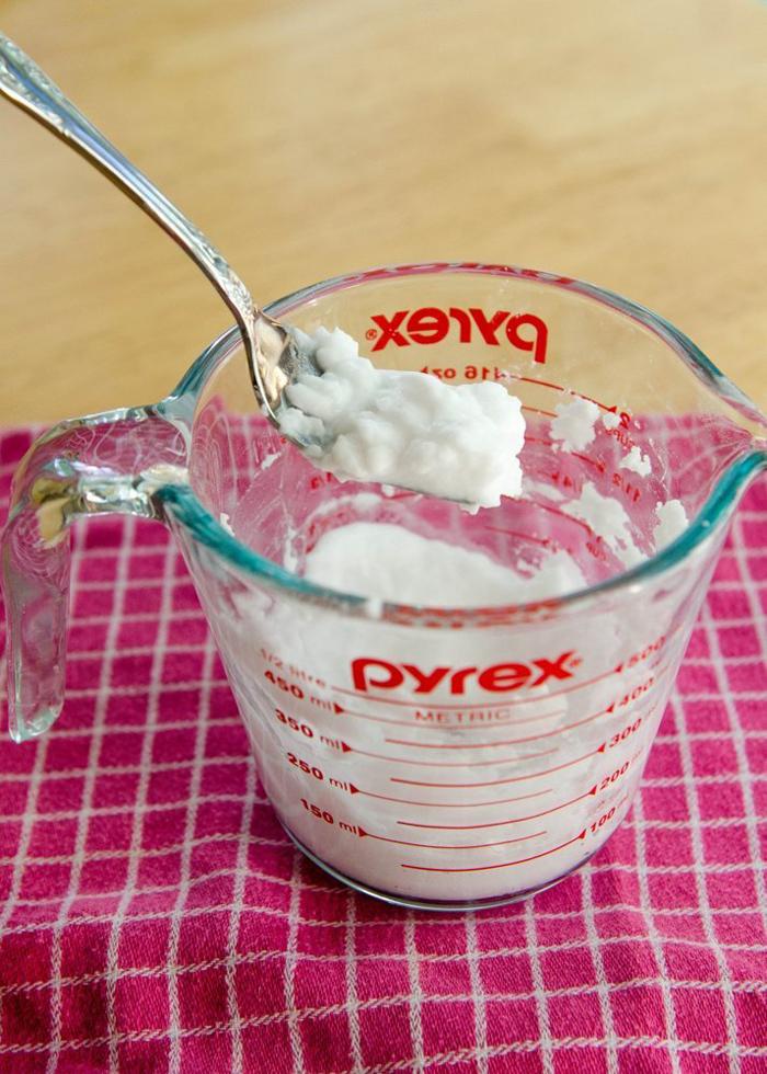 Pha baking soda và nước thành dung dịch đặc Pha baking soda và nước thành dung dịch đặc