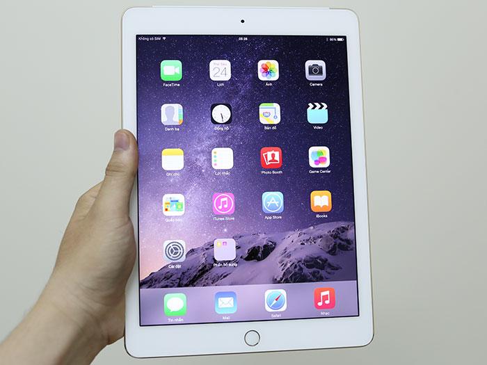 iPad Air 2 hiện đã bán tại một số nước trên thế giới, tuy nhiên giá bán và ngày về tại Việt Nam vẫn chưa có thông tin chính thức. Vì không gặp tình trạng khan hàng nên nhiều khả năng hàng chính hãng iPad Air 2 có thể về Việt Nam trước cả iPhone 6 và 6 Plus.