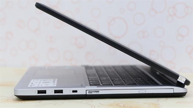 Cạnh phải có 2 cổng USB 2.0 và ổ đĩa quang