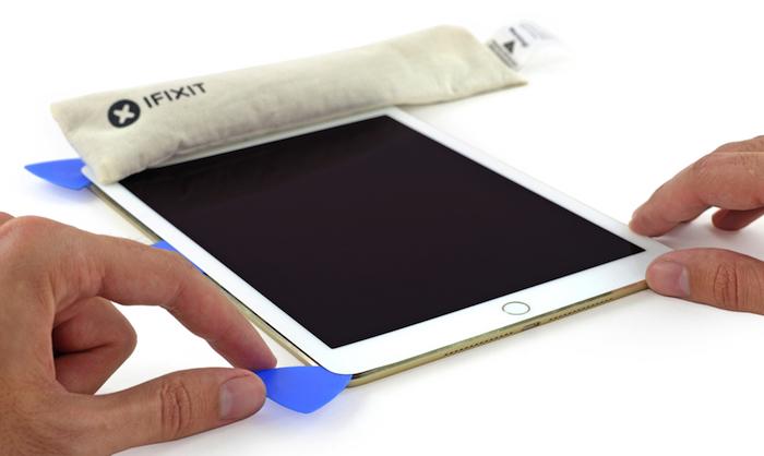 iPad Air2 có khung nhôm nguyên khối, do đó để mở được đòi hỏi kỹ năng và các công cụ chuyên dụng.