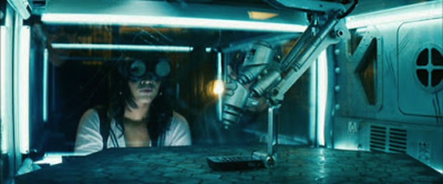 Nhưng trước đó một năm, vào năm 2007, phần đầu tiên của loạt phim người máy biến hình Transformers đã sử dụng một chiếc Nokia N93i để biến đổi thành một con robot ngoài hành tinh