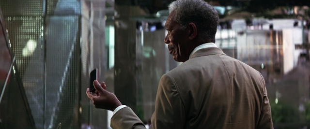 Đến năm 2008, bộ phim nói về người dươi The Dark Knight do Christian Bale thủ diễn mới có sự xuất hiện rõ rệt của một chiếc Nokia 5800 Xpress Music và thiết bị này được sử dụng để phá vỡ hệ thống bảo mật của kẻ xấu