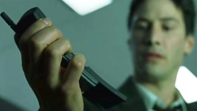 Nếu bạn là một fan của dòng phim hành động, chắc chắn bạn sẽ thấy điện thoại Nokia 8110 xuất hiện trong siêu phẩm The Matrix (Ma Trận) vào năm 1999