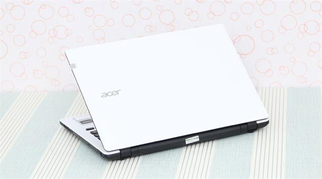 Cuối cùng, Acer Aspire E5 471 54214G50 dùng thanh pin Li-Ion 6 cell