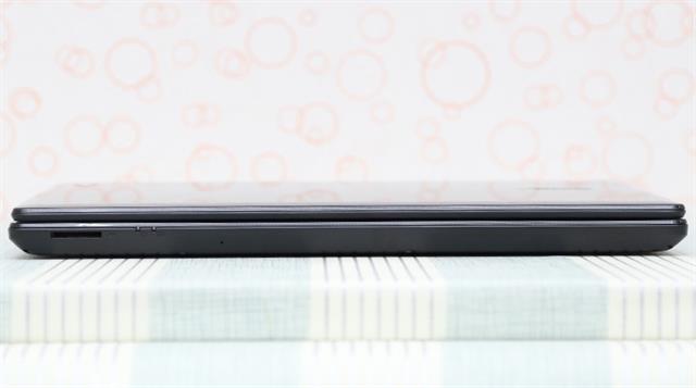 Cạnh trước có khe gắn thẻ nhớ