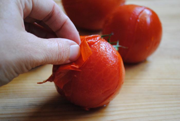 Cà chua sau đông lạnh rất dễ tách vỏ