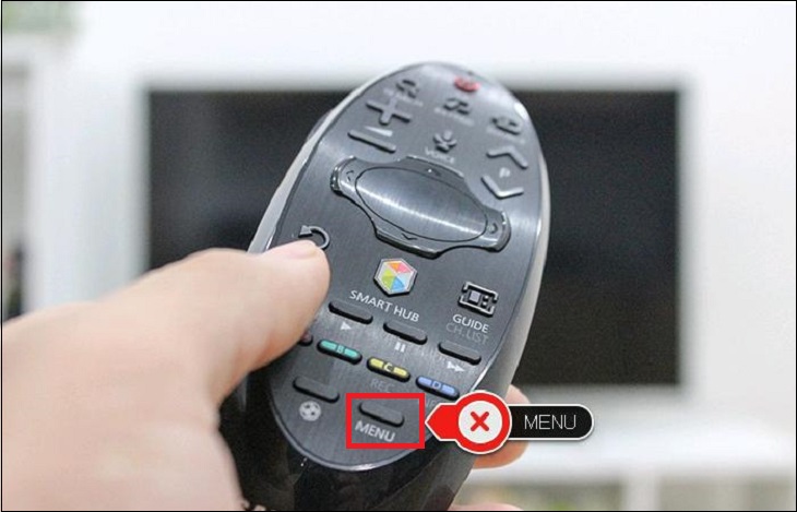 Cách dò kênh Smart tivi Samsung 2014 đơn giản > Nhấn nút Menu trên remote tivi.