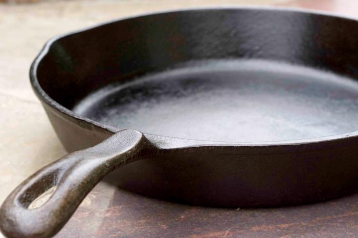 Nhớ thoa dầu lên bề mặt chảo
