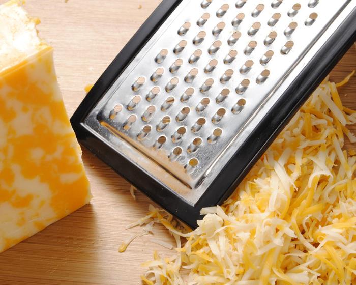 Thoa dầu trước khi bào để không dính thức ăn