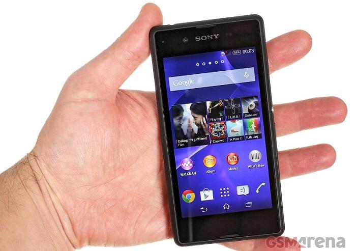 Viền màn hình dày khiến Xperia E3 trở nên khá to