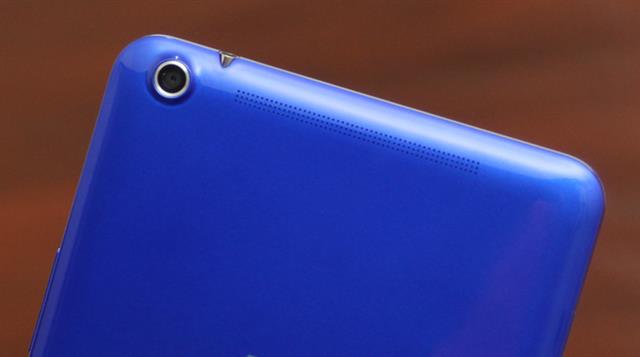 Phần trên của mặt sau có camera chính 5MP (quay video 1080p@30fps)