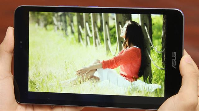 Cuối cùng, Asus MeMo Pad 8 (ME581CL) dùng thỏi pin Lithium - Polymer 15.2Wh (hoạt động liên tục 9 giờ)