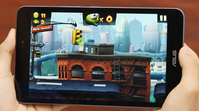 Dùng SoC lõi tứ Intel Atom Z3560 (64-bit) xung nhịp 1.83 GHz, kết hợp cùng thanh RAM 2GB, ROM 16GB (hỗ trợ microSD 64GB)