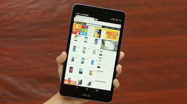 Máy được trang bị màn hình LED Backlight WUXGA rộng 8 inch (1920 x 1200 pixels)