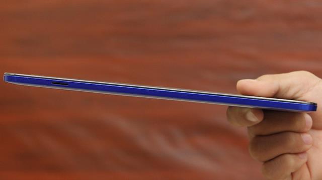 Cạnh trái có khe gắn thẻ nhớ